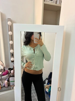 Mint grön cardigan - Mint grön caradigan från lager 157 i storlek XS. 