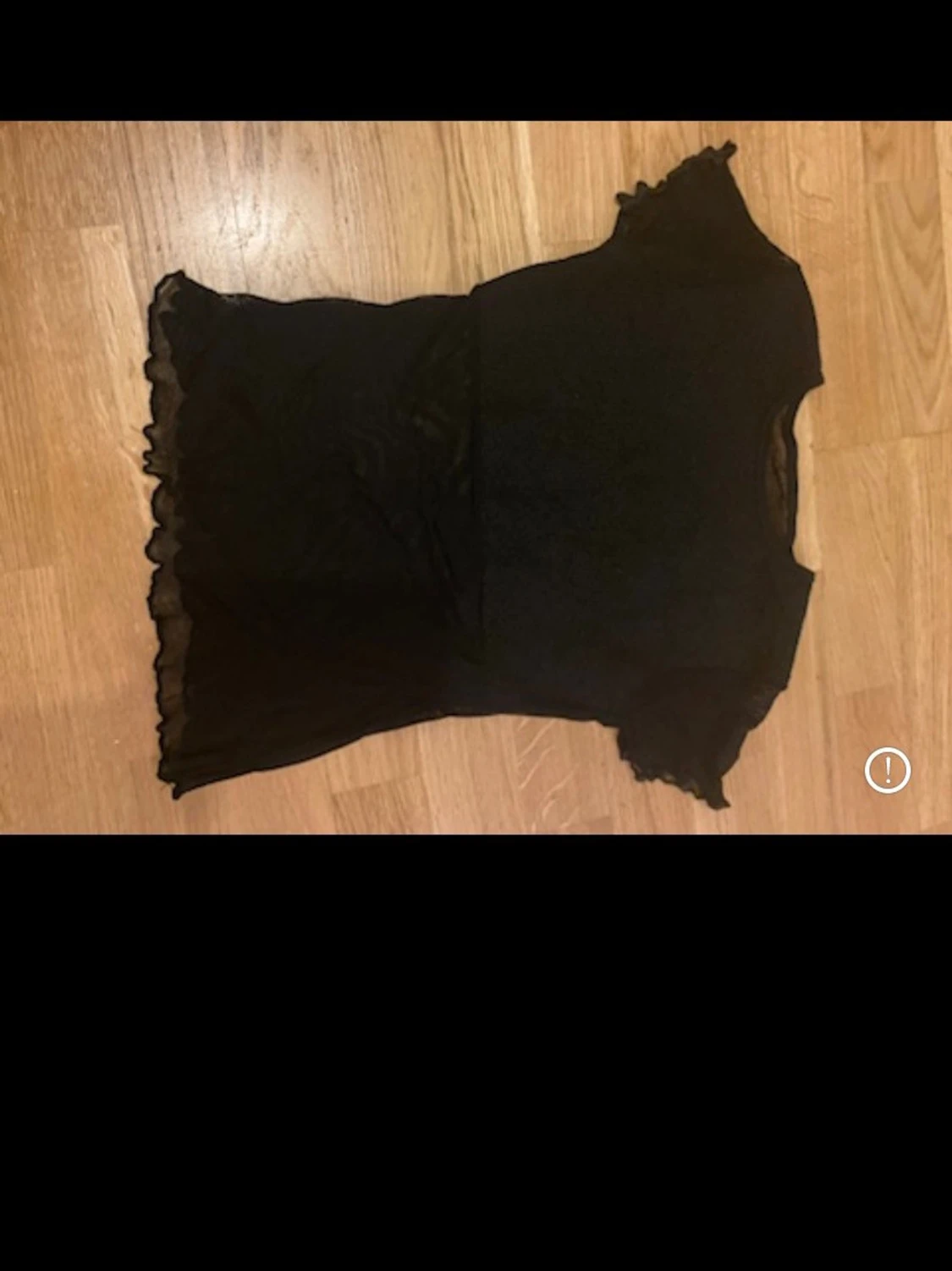 Svart mesh blus med volangdetaljer - 2