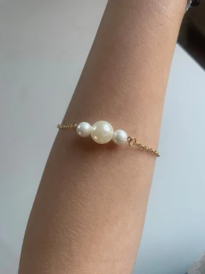 Guldfärgat armband med pärlor - Ett jättefint guldfärgat pärlarmband handgjort av mig själv. Det är ca 20-21cm långt😊