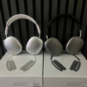AirPods Max - Apple AirPods Max over-ear hörlurar i silver och space gray. Aktiv brusreducering, hög ljudkvalitet och utbytbara öronkuddar. Levereras med originalförpackning. Hörlurarna ser ut att vara i mycket gott skick utan synligt slitage eller defekter.