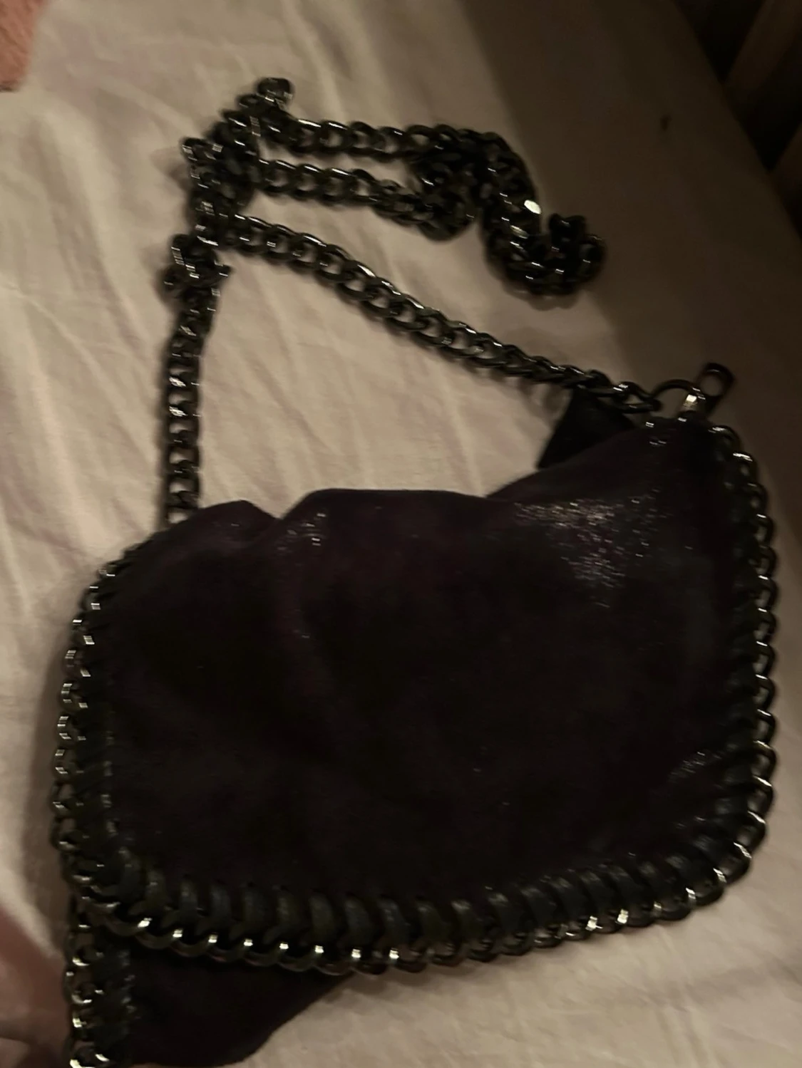 Svart axelväska med kedjedetaljer - 1