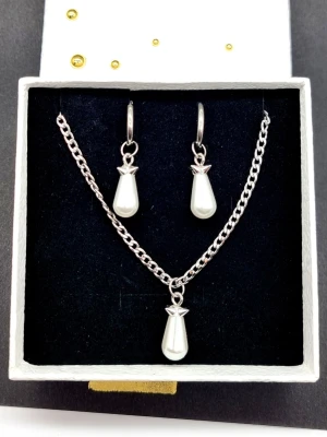 Örhängen och halsband inspirerade av Maria Nilsdotter  - Stilrena örhängen och halsband inspirerade av Maria Nilsdotter. Material-rostfritt stål. Örhängen längd-3,7cm, halsband längd-40cm. ☝️Vid köp ingår två extra berlocker som kan bytas ut, då själva hänget är ömtåligt och känsligt för stötar.