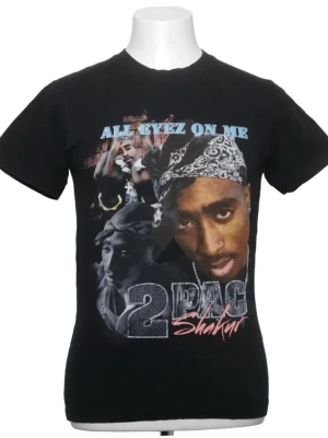 Svart t-shirt med tryck - Cool svart t-shirt med stort tryck framtill och text i blått. Klassisk passform och rund halsringning. Perfekt för dig som gillar streetstyle och vill ha en avslappnad vibe.