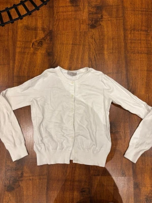 så fin kofta ifrån hm - jätte fin kofta ifrån h&m!! Den är sparsamt använd och har inga defekter vad jag kan se💞