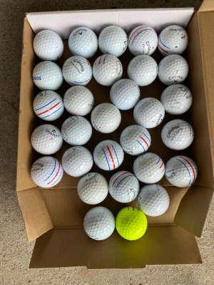 Callaway Chrome soft,  30 St golfbollar - Säljer ett gäng Callaway golfbollar, mestadels vita med röda och blå ränder, samt en gul boll. Perfekt för dig som vill ha snygga och synliga bollar på banan. Bollarna har klassisk dimple-yta och logga. Passar både träning och spel med polarna.