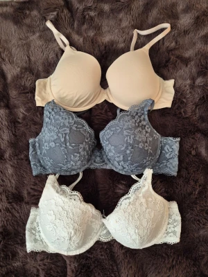 Tre BH:ar i storlek 75 C - Alla är köpta på Lindex och nypris är 349 kr/st. Köp 1 st för 130 kr, 2 st för 220 eller 3 st för 300🥰