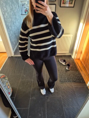 Svartvit randig stickad tröja KappAhl - Säljer en svart och vit stickad tröja från KappAhl 🥰
