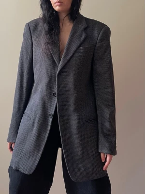 Vintage Armani Dark Gray Wool Blazer - 3 Buttoned Armani Collezioni Blazer. 3 Frontal Pockets, 2 Inner Pockets. Fine Wool Blend, reads similar to Dark Gray. Made in Italy. Best Worn Oversized. Tagged Size 48R, Model is 160cm (5”3) and generally fits S/M. Excellent Condition.   79 CM/ 31.1 IN Length 63 CM/ 24.8 IN Sleeve 42 CM/ 16.5 IN Shoulders 92 CM/ 36.2 IN Chest 92 CM/ 36.2 IN Waist  96% Wool 3% Polyamide 1%Elastane 