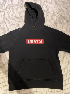 Levi’s Hoddie  - Skön hoddie som passar till alla tillfällen. Använd enstaka gånger. Priset kan diskuteras.