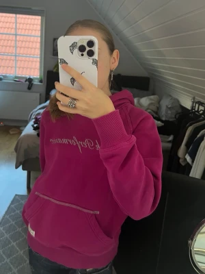Peak Performance Hoodie - Jättesnygg Rosa Peak Performance hoodie🩷 Köptes för 1300kr och går inte att hitta längre. Pris kan diskuteras💓