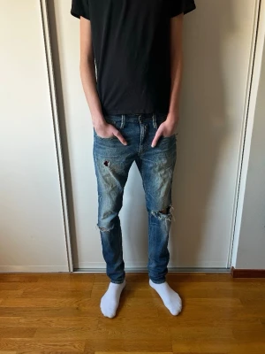 Replay jeans  - Säljer ett par blå jeans från Replay. normal passform och raka ben. Riktigt snygga och passar till allt vilken årstid som helst.❄️🌼☀️🍁 Jeansen har ingen tecken på användning