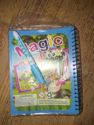 Magic Water Book - Bilden visar ingen väst, utan ett Magic Water Book med tillhörande penna. Ingen information om väst kan ges.