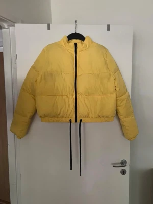 Jacka gul  - Storlek 44, liten i storlek. Aldrig använd. 