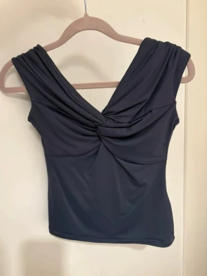 Mörkblå off shoulder topp  - Från new Yorker i storlek S