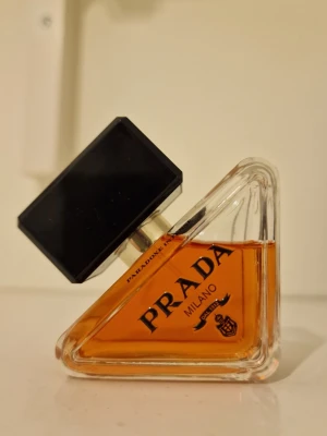 Prada Paradoxe Intense 30 ml - Prada Paradox Intense i parfymflaska 30 ml. Använd en del, men finns mycket kvar. Jag kan ordna fri frakt, kontakta mig innan köp.