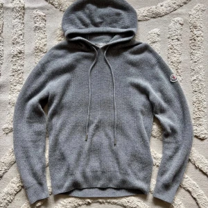 Moncler cashmere hoodie(äkta) - Säljer en grå cashmere hoodie från Moncler, såklart äkta. Nypriset ligger runt 8300kr och materialet är 73%wool 27%cashmere