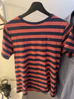Randig t-shirt från Polo Ralph Lauren - Säljer en snygg t-shirt från Polo Ralph Lauren. Storleken är 14-16 men jag skulle säga att den sitter som xs. Hör av er vid frågor😀