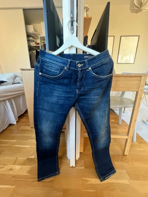 Dondup mörkblå, storlek 30 - Fräsch Dondup jeans i storlek 30. OBS: Jeansen är uppsydda så mellan skrev & söm är det 67cm. Originalsömmar är tillbaka sydda. 