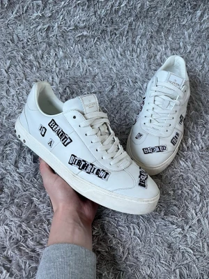 Valentino Flycrew - Säljer ett par sköna Flycrews! | Mycket fint skick finns något mindre tecken på användning som inte märks av direkt och alla nitar är kvar! | Storlek 42. | Ställ gärna frågor innan du köper!