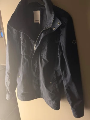 J.lindeberg jacka - Säljer denna sjukt snygga J.Lindberg fieldjacket i rikigt bra skick då den inte har några defekter. Storlek M. Skriv vid fler frågor eller funderingar! Pris går att diskuteras vid snabb affär!