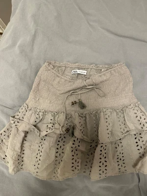 Grön kjol från zara - Snygg Zara kjol med inbyggda shorts 