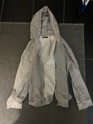 Grå hoodie - Dragkedjan funkar inte