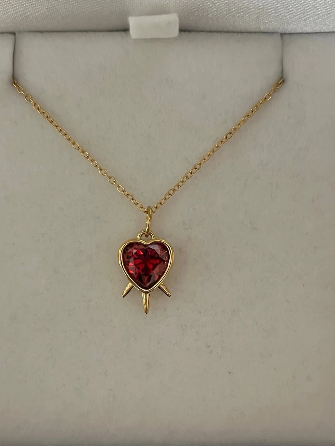 Maria Nilsdotter ”Three of Swords” inspirerat halsband