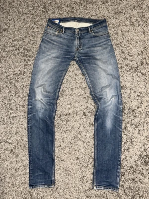 Acne Studios Blå Konst jeans - Ett par riktigt feta sällsynta acne studios blå konst jeans. Inga märkvärdiga defekter.