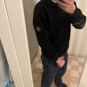 Svart Stone Island sweatshirt storlek M - Svart sweatshirt från Stone Island med klassisk rund hals och ribbade muddar. Ikonisk patch med logga i gult och grönt sitter på vänster ärm. Tröjan har en clean och stilren look som passar perfekt till jeans eller cargo. Materialet är mjuk bomull. Pris kan diskuteras vid snabb affär 