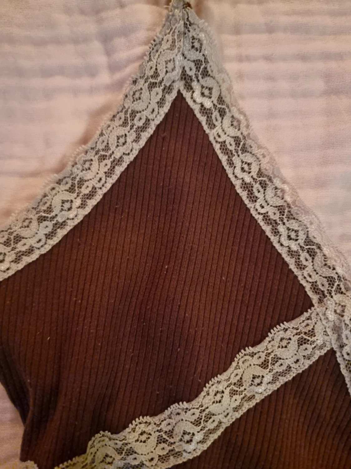 Brun ribbad linnetopp med spets - 2