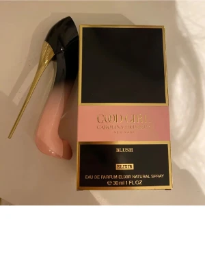 Good girl parfym  - Säljer denna parfymen som jag köpte för 1100kr, har tagit 3-4 spray så helt ny!. Säljer för endast 850kr!.