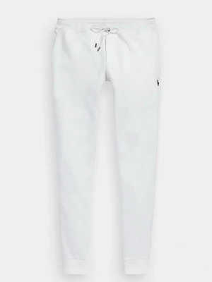 Vita mjukisbyxor från Polo Ralph Lauren - Snygga vita mjukisbyxor från Polo Ralph Lauren med klassisk logga på höften. Byxorna har snörning i midjan och ribbade muddar vid bensluten. Perfekta för chill eller träning, tillverkade i mjuk bomull för extra komfort.