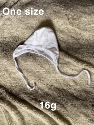 Tunn hjälmmössa - Sparsamt använd. Står one size. Har två likadana i samma storlek. Den andra ligger i en annan annons. 