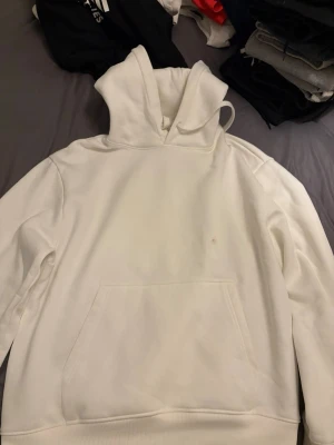 Zara hoodie - Säljer en helt ny, oanvänd vit hoodie från Zara. Den är superbekväm och perfekt för en avslappnad stil. Den har en klassisk design med huva och känguruficka. Observera att den har en liten fläck, därav det förhandlingsbara priset.