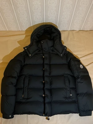 Moncler vezare  - Storlek 1 = S, använd fåtal gånger ( i nytt skick ) Skicka prisförslag. Alla qr koder funkar och nfc. 