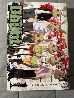 Doubt vol 1 - En spännande manga för äldre tonåringar där en grupp ungdomar hamnar i en livsfarlig situation. De måste avslöja en lögnare bland sig för att överleva, allt medan de bär skrämmande kaninmasker. Perfekt för dig som gillar mysterier och psykologiska thrillers!