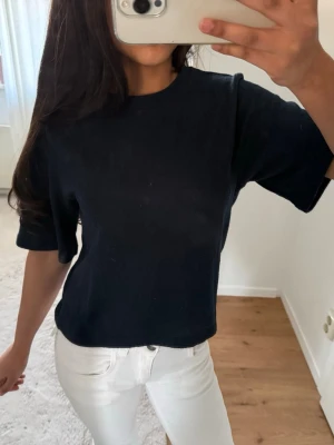 Marinblå t-shirt  - Marinblå t-shirt med rund hals och korta ärmar. Modellen är rak och lite loose, perfekt till jeans eller kjol. Materialet känns mjukt och skönt mot huden, troligtvis bomull. Stilren och lätt att matcha med allt💕