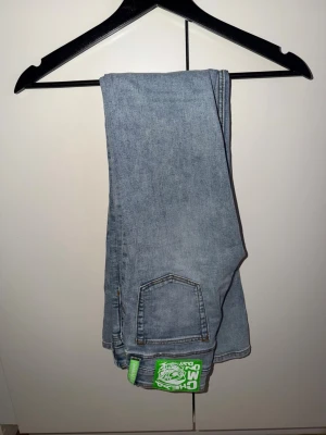 Cheap Monday jeans  - Hej säljer dessa cheap monday jeans i booty bei low waist modellen, dom är aldrig använda bara provade. Så dom är i väldigt fint skick💕