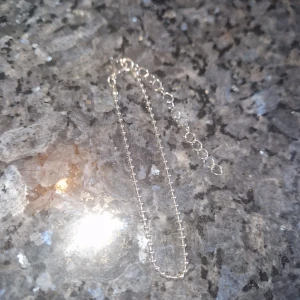 Armband - Ett stilrent och tunt armband i silverfärg med små kulor längs hela kedjan. Justerbar längd tack vare förlängningskedja. Perfekt för dig som gillar minimalistiska smycken och vill ha något diskret men ändå snyggt.