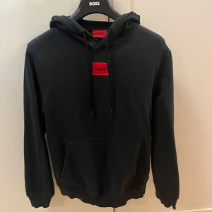 Hugo Boss Hoodie - Hugo Boss hoodie i storlek Xs passar S. Topp skick. Mitt pris endast 285. Kom privat för fler frågor, pris går att diskutera🤩🤝