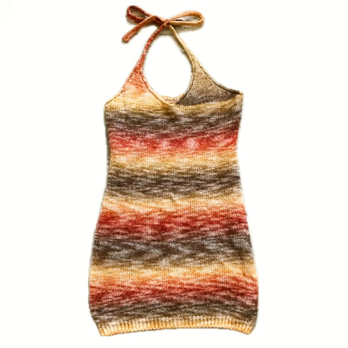 Stickad halterneckklänning i varma toner