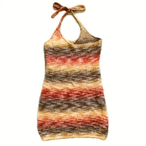 Stickad halterneckklänning i varma toner - Liten i storleken passar mig som är en S 172cm Superfin stickad kortklänning med halterneck och knyt i nacken. Klänningen har ett randigt mönster i brunt, beige, orange och gul, vilket ger en varm och mysig vibe. Perfekt för sommarens alla tillfällen och lätt att styla med sneakers eller boots.