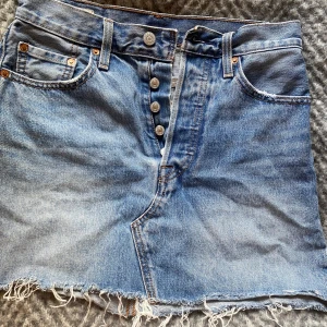 Levi's jeanskjol - Ursnygg jeans kjol från Levi’s mer knappar. Säljes då den tyvärr är för liten för mig. Superfint skick då jag knappt använt den. ⚡️priset kan diskuteras. Står storlek 25 men skulle säga att den passar xs 💕