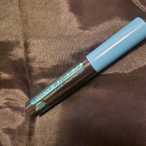 Mascara - Helt ny Essence All Eyes On Me Waterproof Multi-Effect Mascara med svart hylsa och ljusblått lock. Ger volym och är vattenfast, perfekt för dig som vill ha långa och definierade fransar hela dagen. Innehåller 8 ml och är tillverkad i Italien.