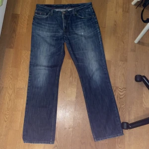 Straight loose jeans - Riksfeta Tommy Hilfiger jeans med lite naturligt slitage på vänster lår och