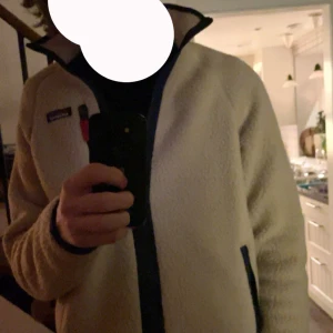 patagonia fleece - gott skick, köpt i vintras, passar dej som är 180-185! hör av er vid fler frågor mvh johan!