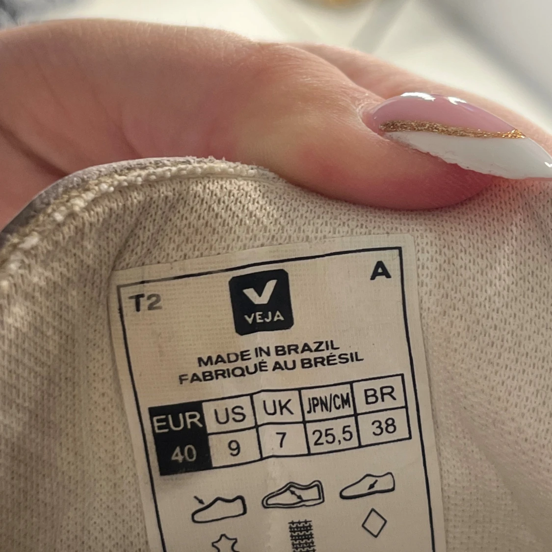 Vita Veja sneakers med röd detalj - 3