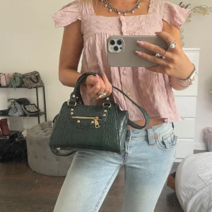 grön väska - superfin väska jag köpt här på plick så vet tyvärr inte vart den är från. rymlig med två fack inuti ❣️❣️