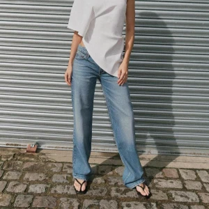 Raka zara jeans - Lådmidjade, stl M/38 men sitter mer som s/m