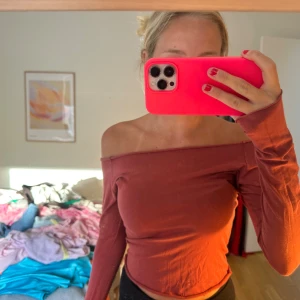 Off shoulder topp från brandy melville - Säljer denna Off shoulder topp från brandy melville. Storlek XS/S